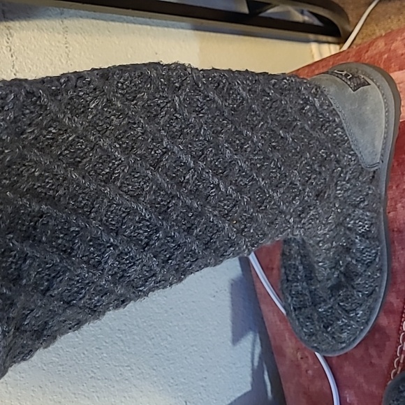 Like New: UGG lattice cardy II Grey button sweater winter boots Size 8 - Picture 7 of 12